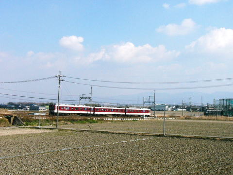 箸尾付近。川の堤防に向って上る電車